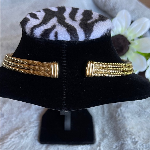 Luxurious Gold Twisted Necklace - Picture 4 of 6